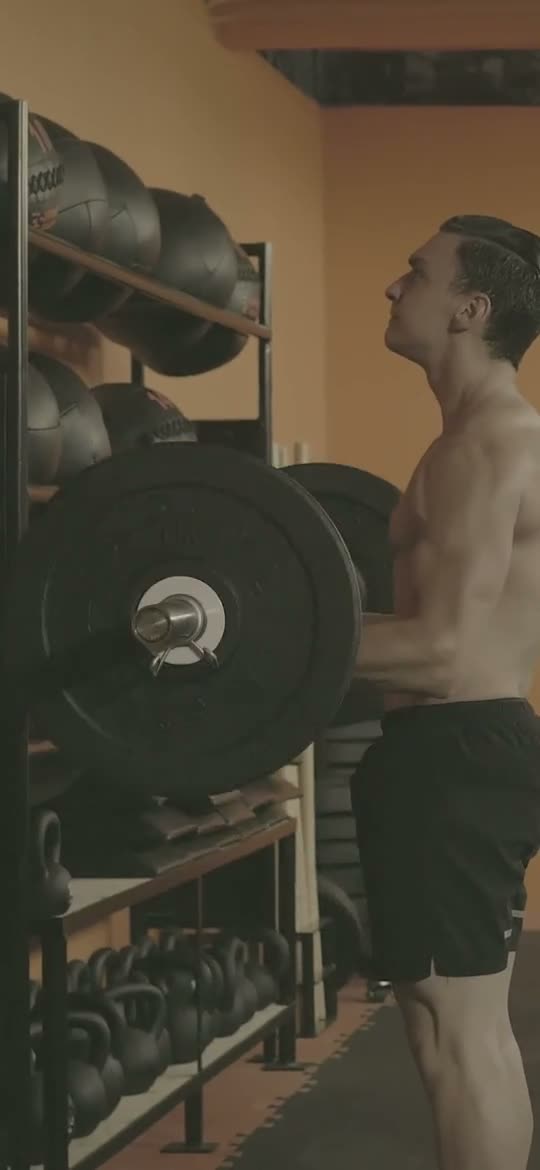 Entrenamiento de fuerza con barra en un gimnasio
