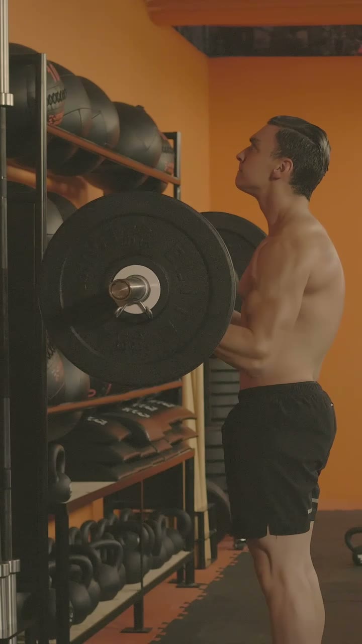 Hombre levantando una barra con discos